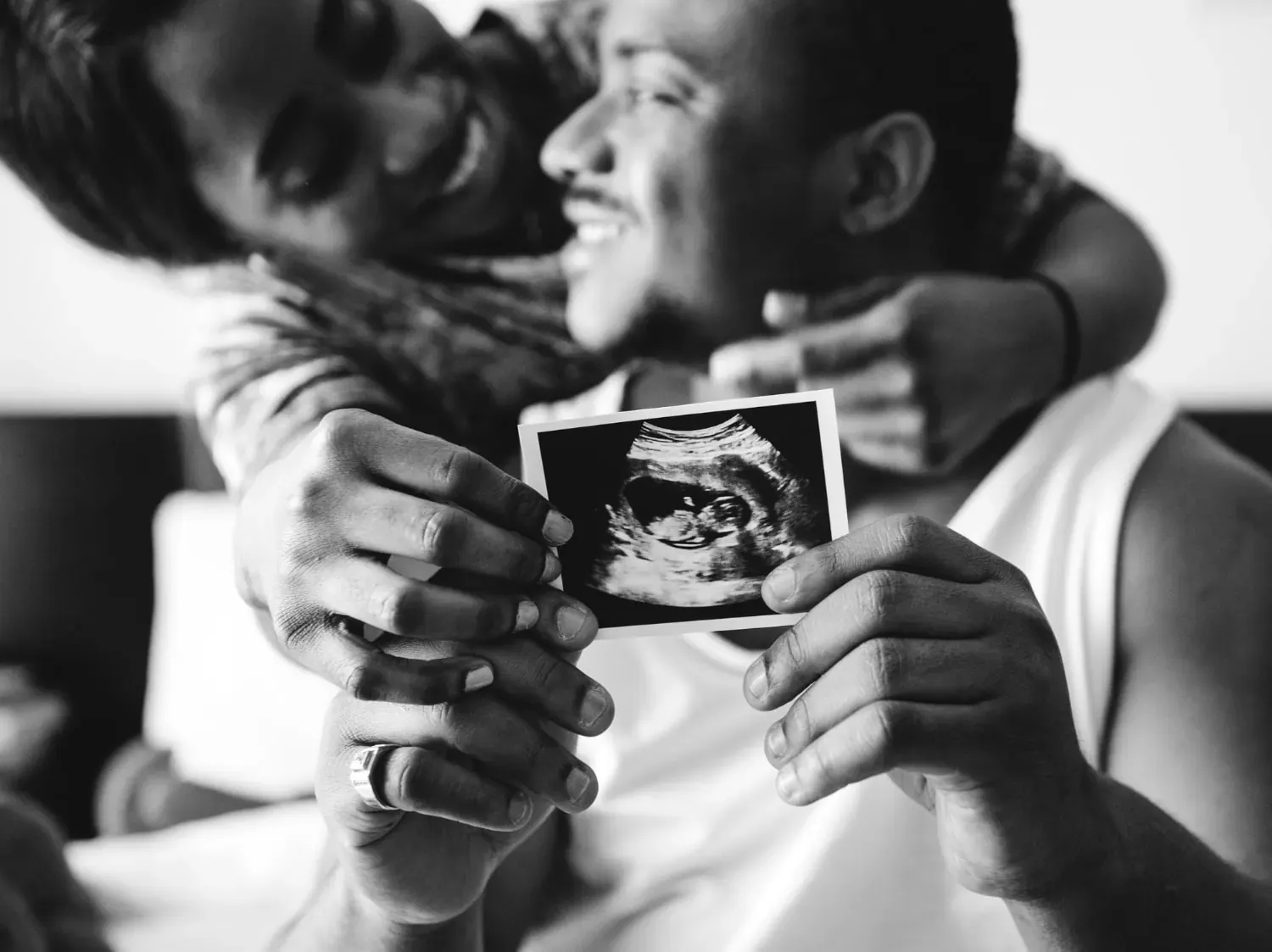 Couple tenant une échographie de leur enfant à naître.